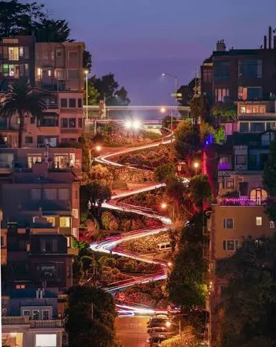 旧金山九曲花街Lombard Street夜景车流（San Francisco Lombard Street crooked street night light trails）