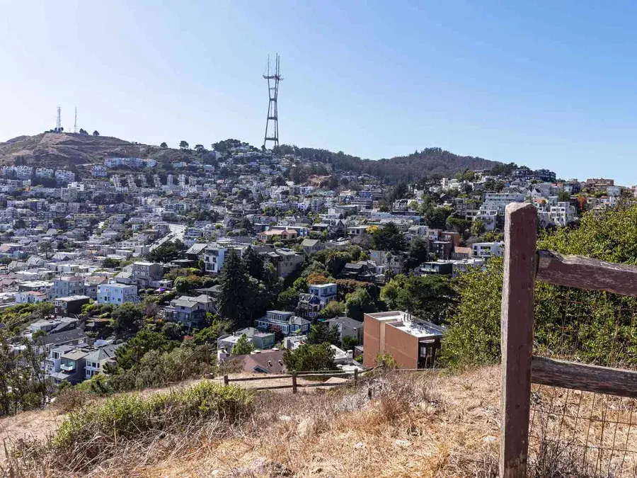 旧金山双峰峰顶城市全景与Sutro塔（Twin Peaks Summit San Francisco city panorama Sutro Tower）