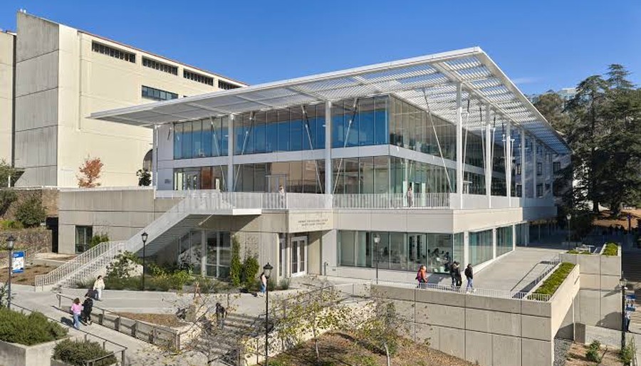 加州大学伯克利分校现代教学楼,华人租赁伯克利大学家人探访接送 (UC Berkeley campus building, HuaRenRental Berkeley family visit transportation)